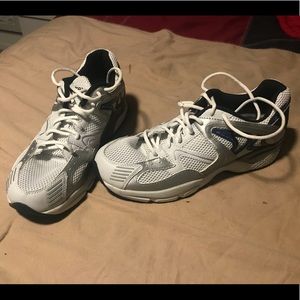 Men’s white aetrex sneakers